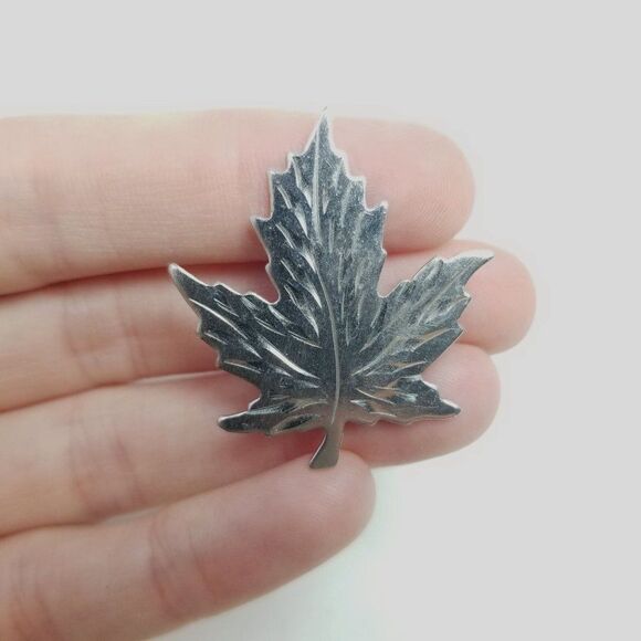 Vintage Sterling Silver Mapel Leaf Shape Brooch, BMCo Maker, Etched Lapel Pin - Picture 7 of 7